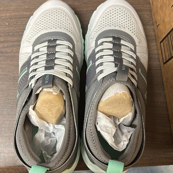 VIONIC Captivate in Charcoal - Picture 2 of 4